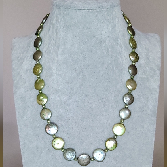 Beautiful Green Coin Pearl Necklace - Picture 5 of 6